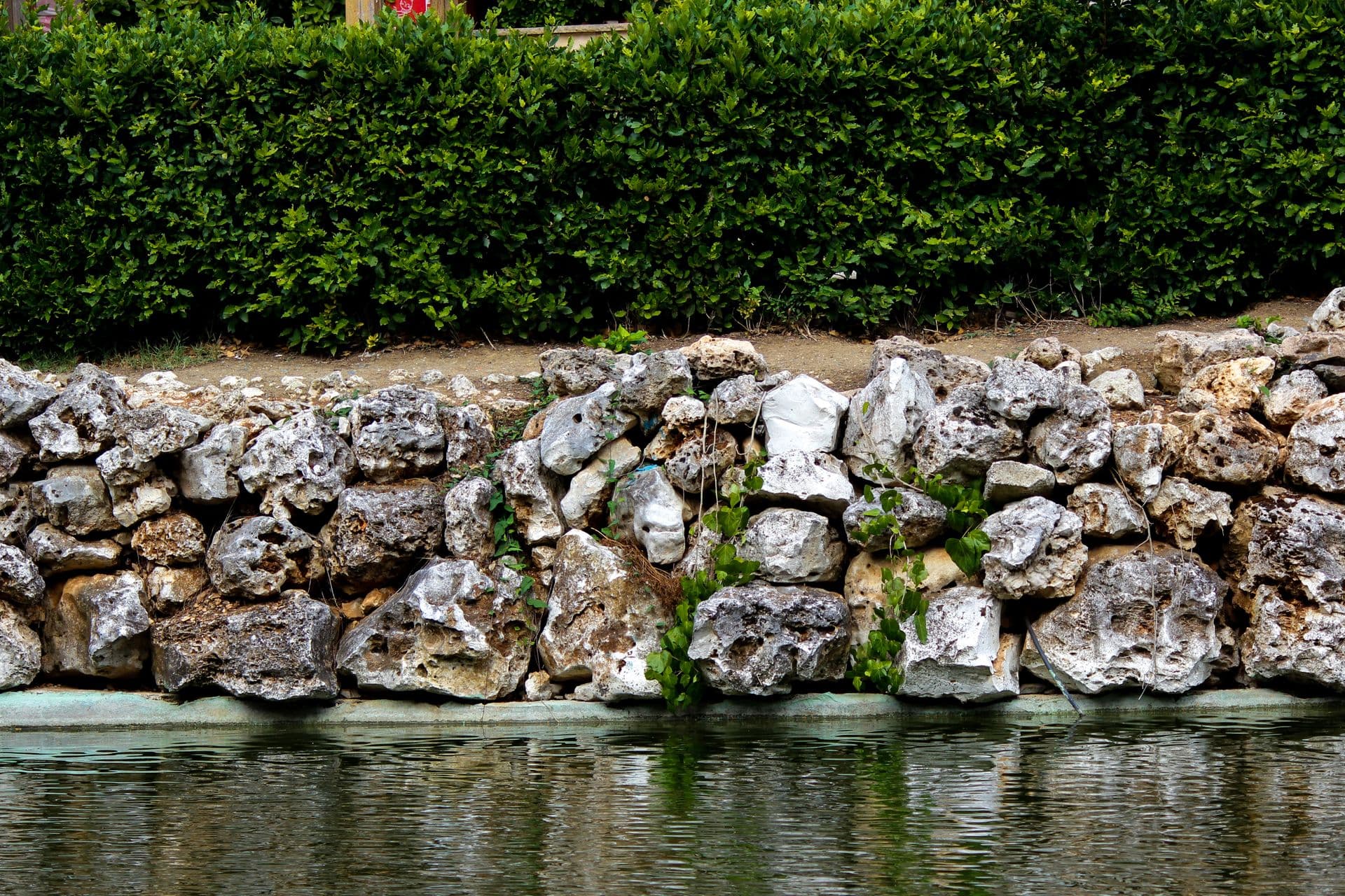 Retaining wall with tiered planting beds
